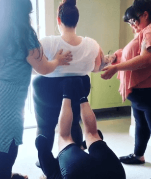 Известный стилист поднял на руках и ногах модель плюс-сайз Тесс Холлидей, которая весит 155 кг 