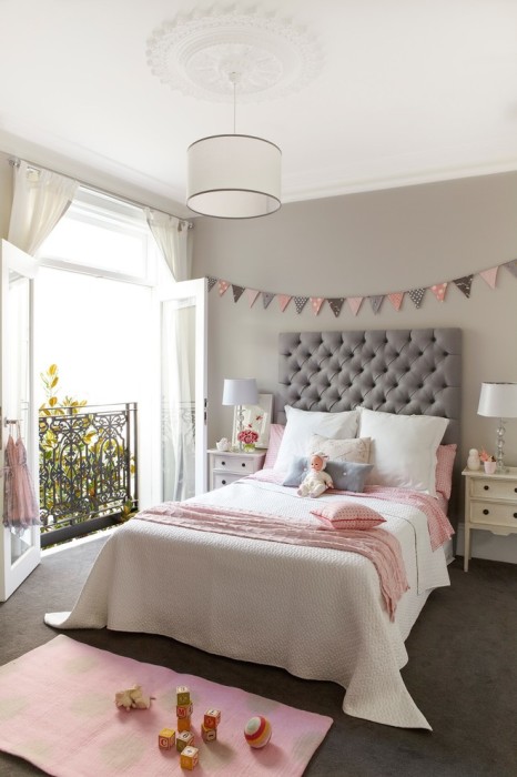 Натуральное освещение и серо-розовый оттенок в современном интерьере спальной комнаты. 
