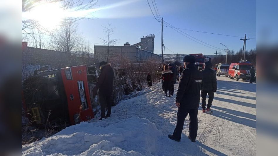 Автобус с пассажирами опрокинулся на трассе под Магаданом Автобус с пассажирами опрокинулся на трассе под Магаданом Происшествия