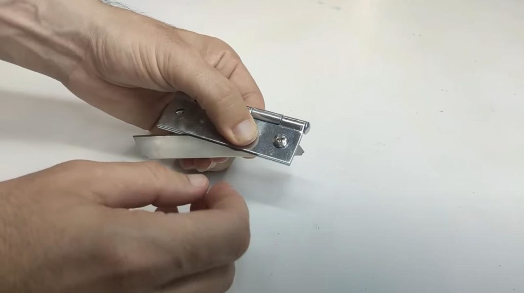 Как за пару минут сделать простейший инструмент для снятия изоляции с проводов