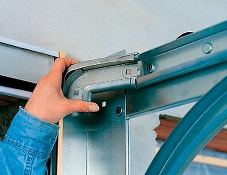 Секционные ворота в гараж: монтаж своими руками Секционные ворота в гараж: монтаж своими руками самоделкин