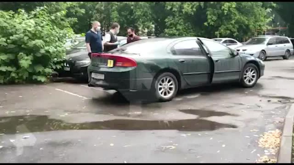 Видео: правоохранители осматривают автомобиль расстрелявшего семью