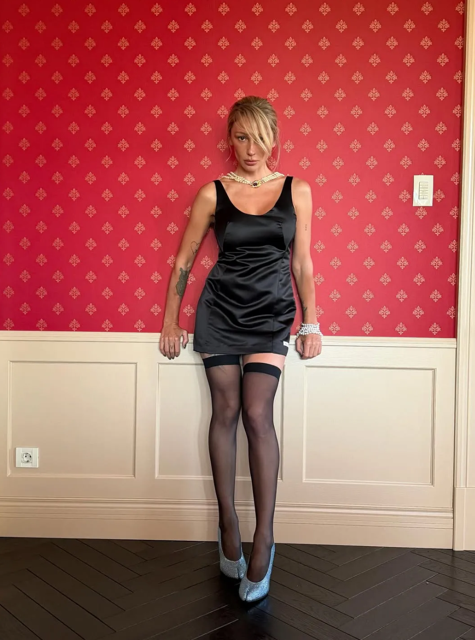 Настя Ивлеева в черном платье