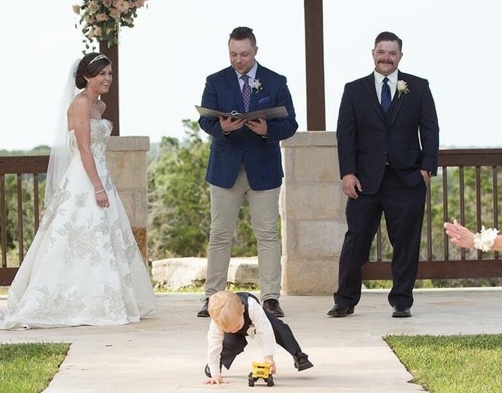 20 фотографий о том, как нелегко быть ребенком на этих ваших взрослых мероприятиях