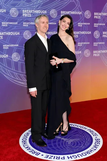 Сальма Хайек и Франсуа Анри-Пино, Мария Шарапова, Энн Хэтэуэй с мужем и Джиджи Хадид на премии Breakthrough Prize Breakthrough, Prize, Images, Мария, Перего, Гейтс, ФрансуаАнри, Хайек, Сальма, Шарапова, Хилтон, супругом, Хэтэуэй, Хадид, Джиджи, науки, Левин, Крудап, Наоми, платье
