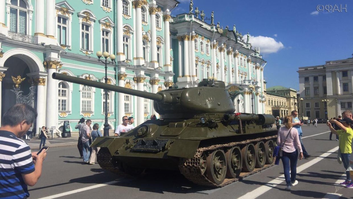 Дворцовую площадь в Петербурге заполнили советские танки