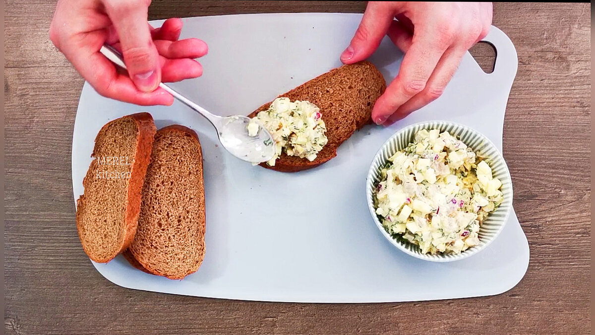  Проще и придумать сложно, а вкусно как, словами не передать, просто мировая закуска, всегда готовлю, когда жена приносит домой селедку. Делается очень быстр и просто, а главное из доступных продуктов.-8