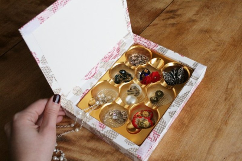 7 интересных поделок из коробок от конфет, которые вы раньше выбрасывали коробки, можно, конфет, использовать, будет, цветы, ячейки, пустые, коробка, изготовления, чтобы, несколько, форму, поставьте, легко, органайзер, этого, которой, поделки, заморозки