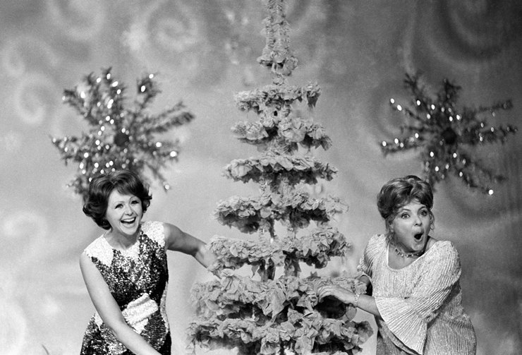 Советские иконы новогоднего стиля: законодательницы моды из телевизора всегда, советской, женщины, героини, приглашенных, для многих, сегодня, всего, настоящим, наряды, Пьехи, отличались, созданы, сдержанностью, и элегантностью, И казалось что, ее продуманные, Эдиты, на праздникеНаряды, шикарными