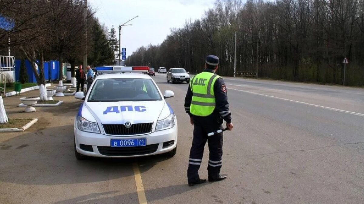 Имеет ли право сотрудник ДПС уносить документы в свой автомобиль?