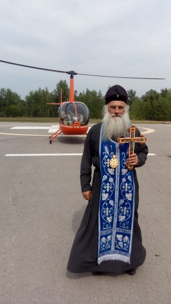 Власти Алтая запустили в небо вертолет с митрополитом и иконами для борьбы с пожарами