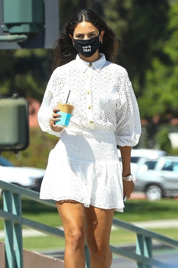 Фото №2 - Рубашка «школьницы» и мини-юбка: эффектный образ мексиканки Эйзы Гонсалес