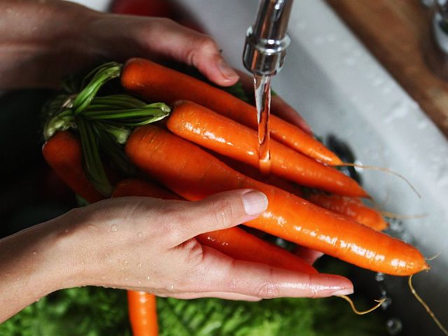 мытьё моркови