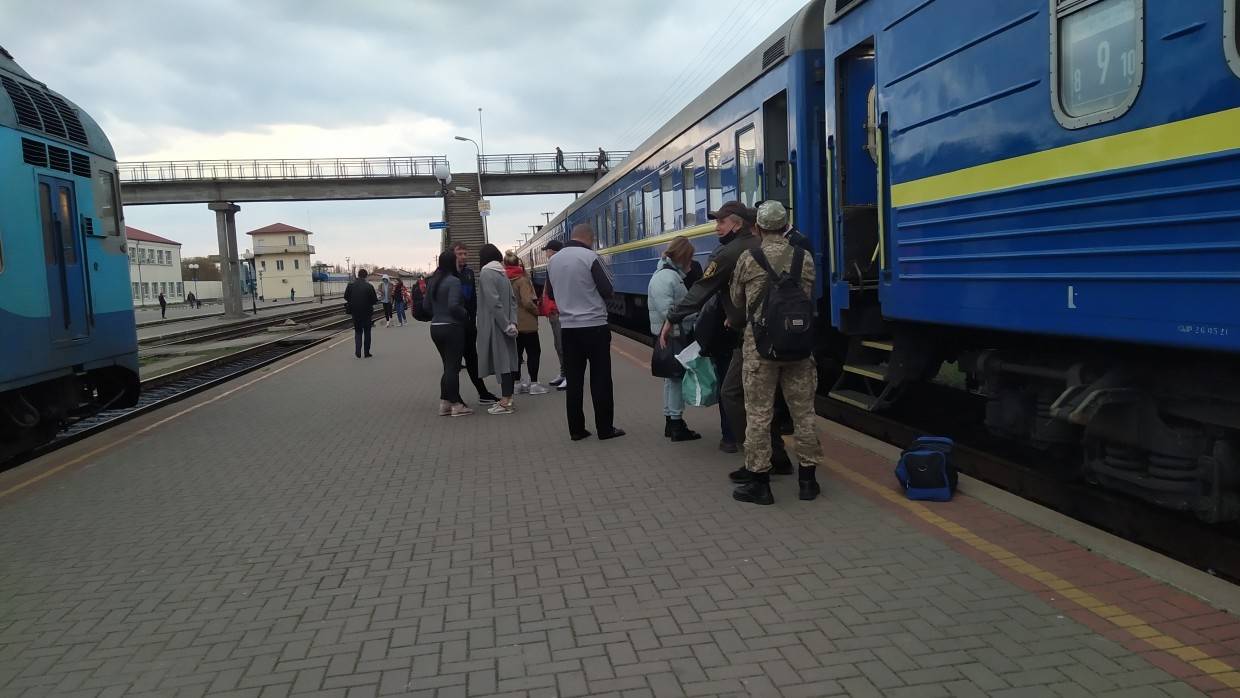 Жителей Луганской, Донецкой и Одесской областей будут эвакуировать поездами