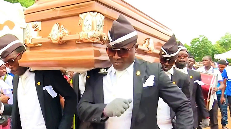 Танцующие с гробами: особенные похороны в Гане, ставшие мемом