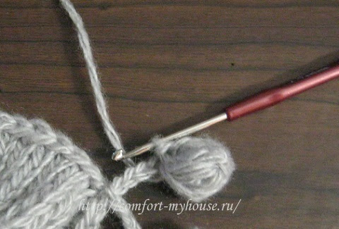 Как связать помпоны крючком для отделки края изделия вязание