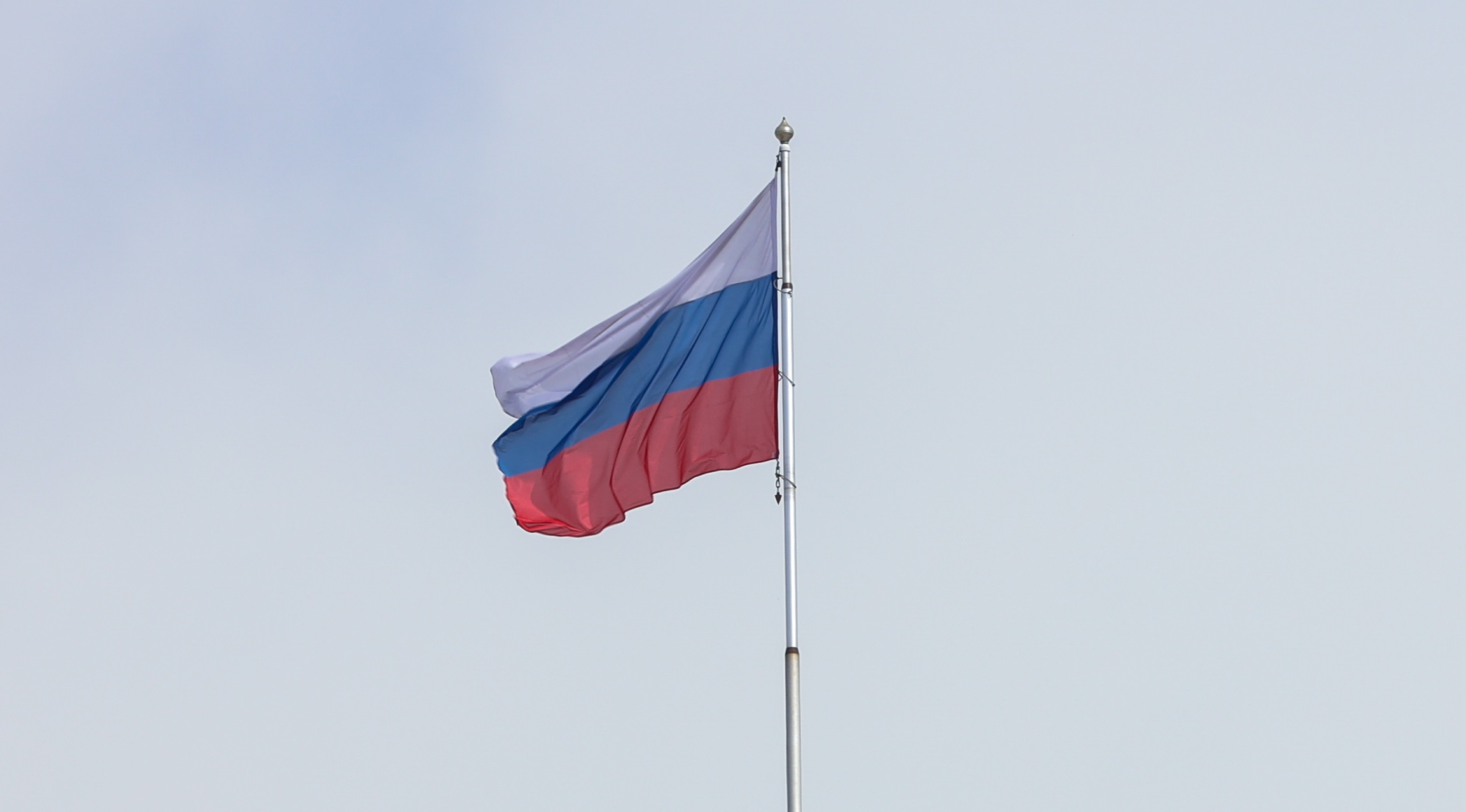 Бурям вопреки: Русские подростки вернули на место флаг России