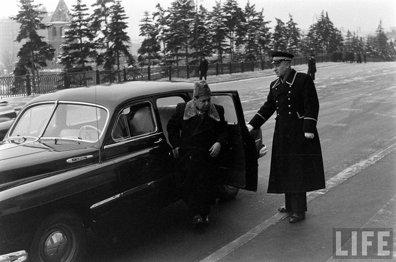 Любопытные кадры с ВИП мероприятий в Кремле зимой 1959. Фотограф Говард Сохурек  из США участников, съезда, Гости, автомобилей, гаражам, конце, охраны, прохожих, центре, работало, множество, сотрудников, Белорусском, КГБ1011, Некоторых, вокзале, встречал, Микоян, доверенное, Хрущева