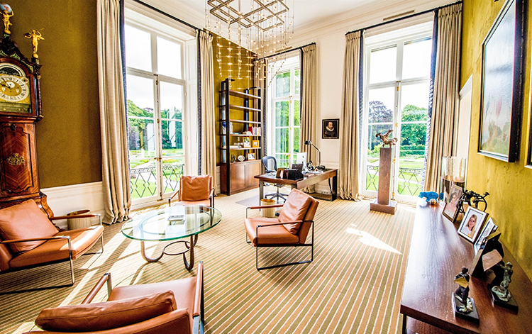 Как живут король Виллем-Александр и королева Максима: экскурсия по их дворцу Хёйс-тен-Бос Как живут король Виллем-Александр и королева Максима: экскурсия по их дворцу Хёйс-тен-Бос Монархи,Новости монархов