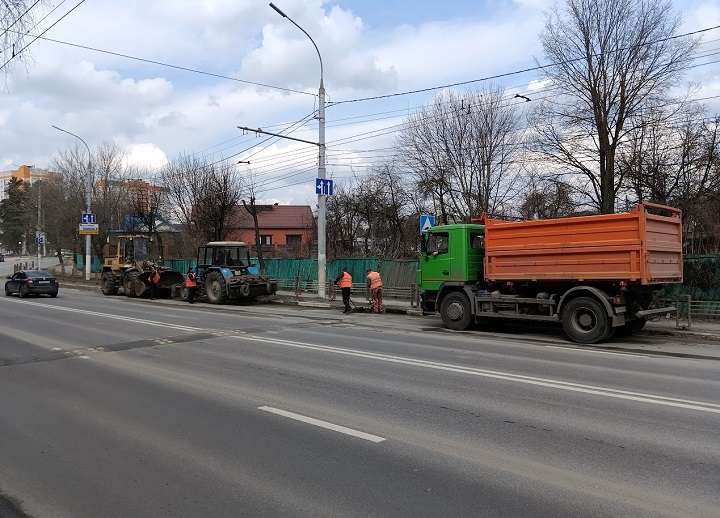 Во всех районах Брянска началась активная весенняя уборка дорог от песка