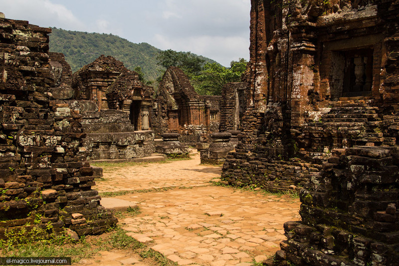1. Храмовый комплекс называется Мишоном. И местные говорят, что это мол вьетнамский Ангкор-Ват.(Гигантский индуистский храмовый комплекс в Камбодже, посвящённый богу Вишну. Является одним из крупнейших из когда-либо созданных культовых сооружений) заклятие долины змей, юбилей