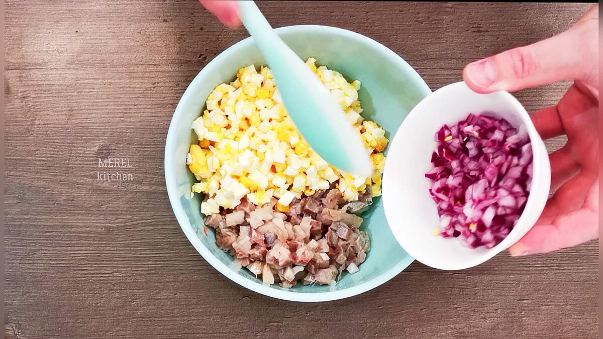  Проще и придумать сложно, а вкусно как, словами не передать, просто мировая закуска, всегда готовлю, когда жена приносит домой селедку. Делается очень быстр и просто, а главное из доступных продуктов.-6