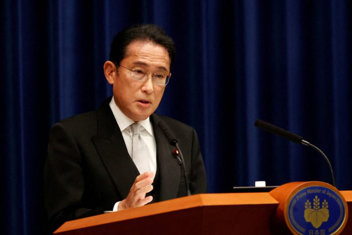 Премьер-министр Японии Фумио Кисида выступает на пресс-конференции в официальной резиденции премьер-министра в Токио 10 августа 2022 г. (Rodrigo Reyes Marin/Pool via Reuters)