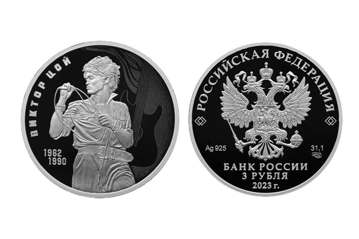 На столе лежат две монеты 3 рубля