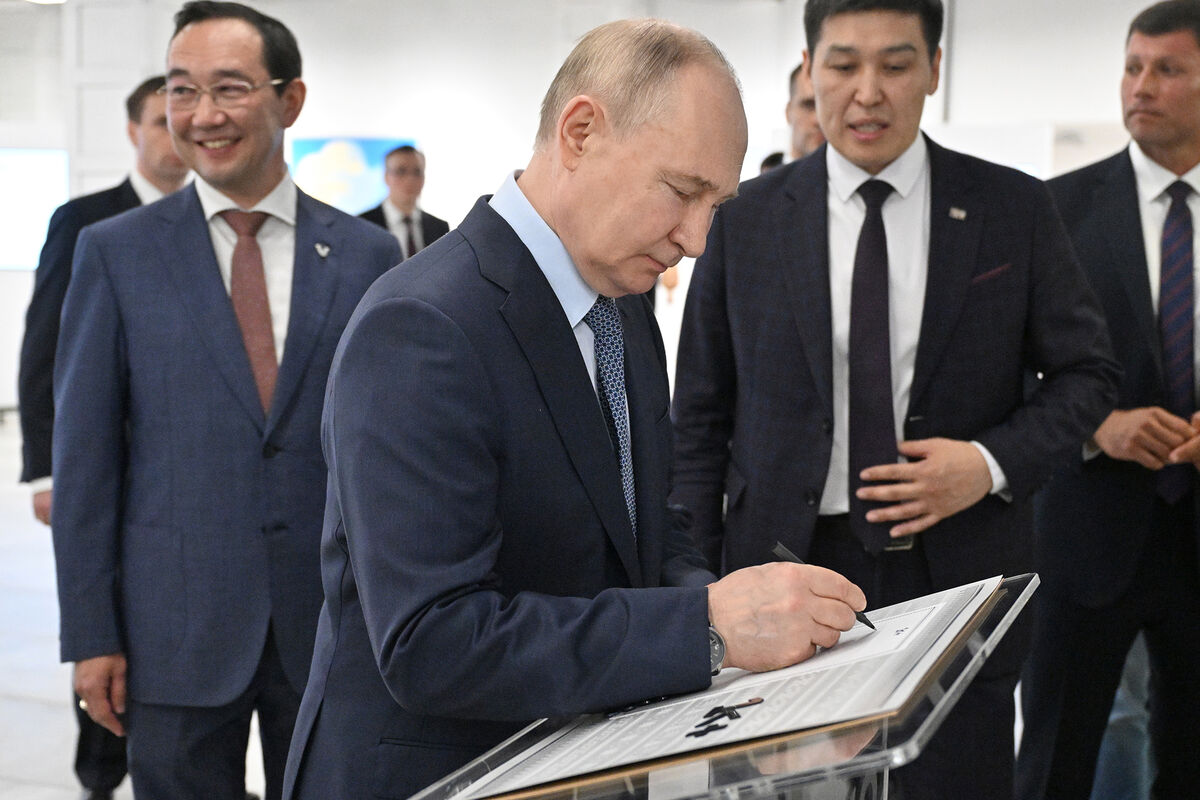 Путина подвела ручка, когда он оставлял автограф якутскому 