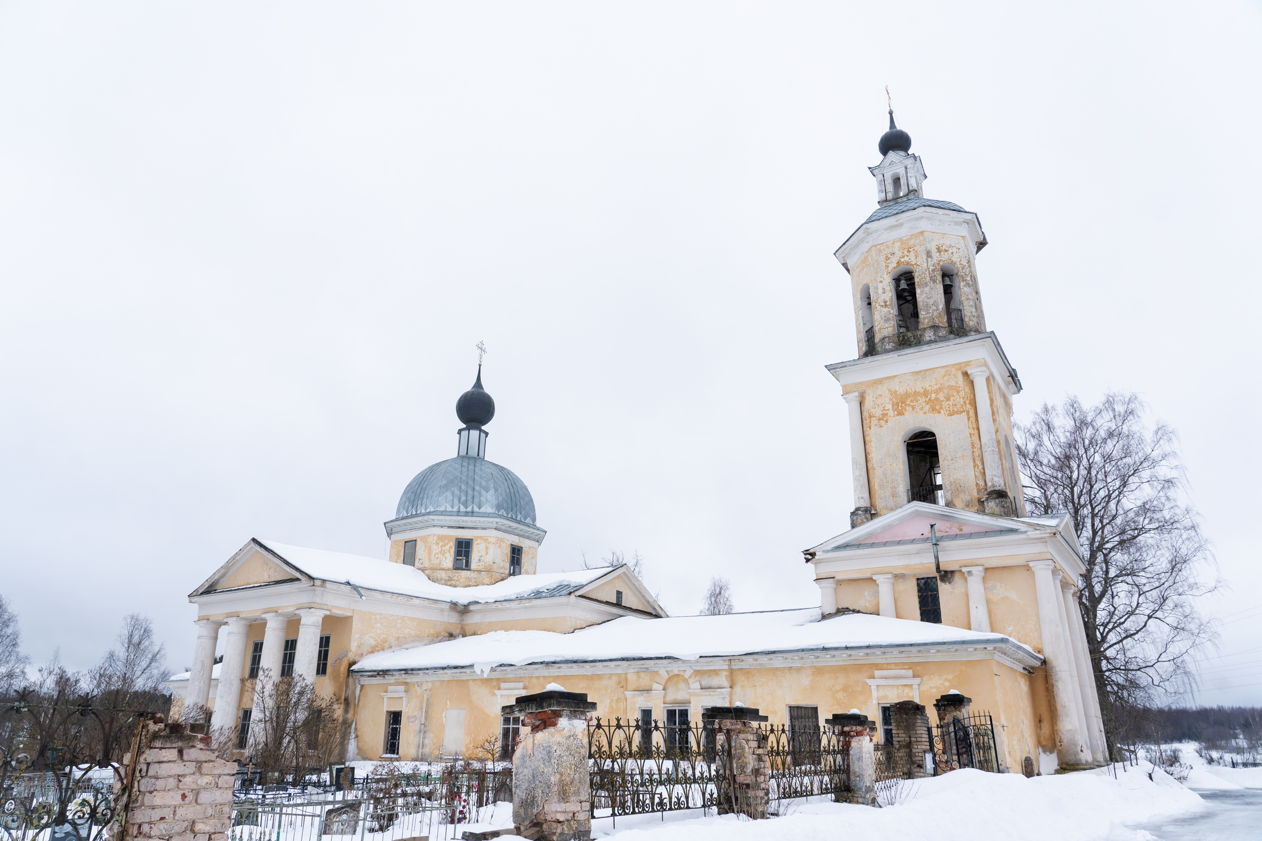 Блогер показал уникальную сельскую церковь в Тверской области