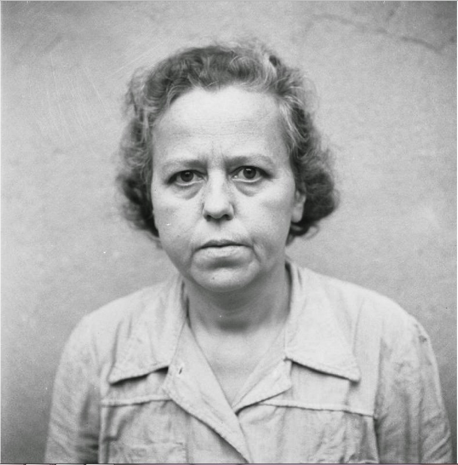 Это её фото 1952 года. Ей много лет. Но еще достаточно для того, чтобы родить и воспитать от разных отцов 4-х детей в Штатах, кормясь у Госдепа.