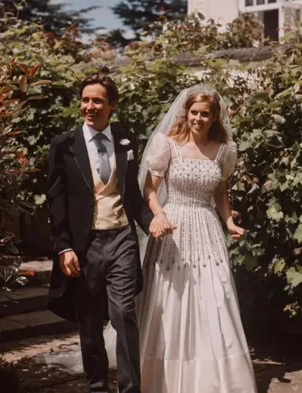 Спасает бизнес, а не семью: инсайдер назвал причину охлаждения в браке принцессы Беатрис и Эдоардо Мапелли-Моцци Беатрис, Эдоардо, МапеллиМоцци, Эндрю, сейчас, принца, предпринимателя, после, Хуанг, семьи, принцессой, свадьбы, потому, скандала, положением, королевская, семья, далеко, служебным, только