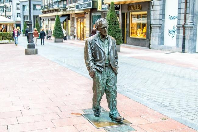 Шварценеггер, Расторгуев и еще 8 знаменитостей, которым поставили памятники при жизни. знаменитости,памятники,шоу-бизнес