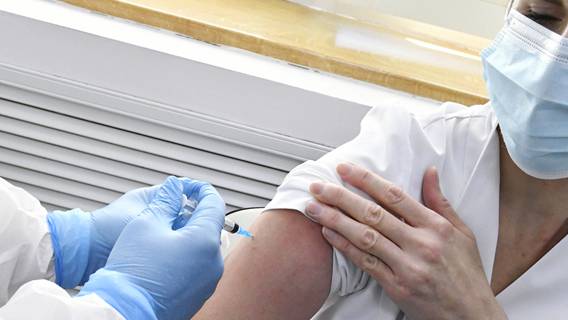 По словам министров, массовая вакцинация в Великобритании ограничена производством