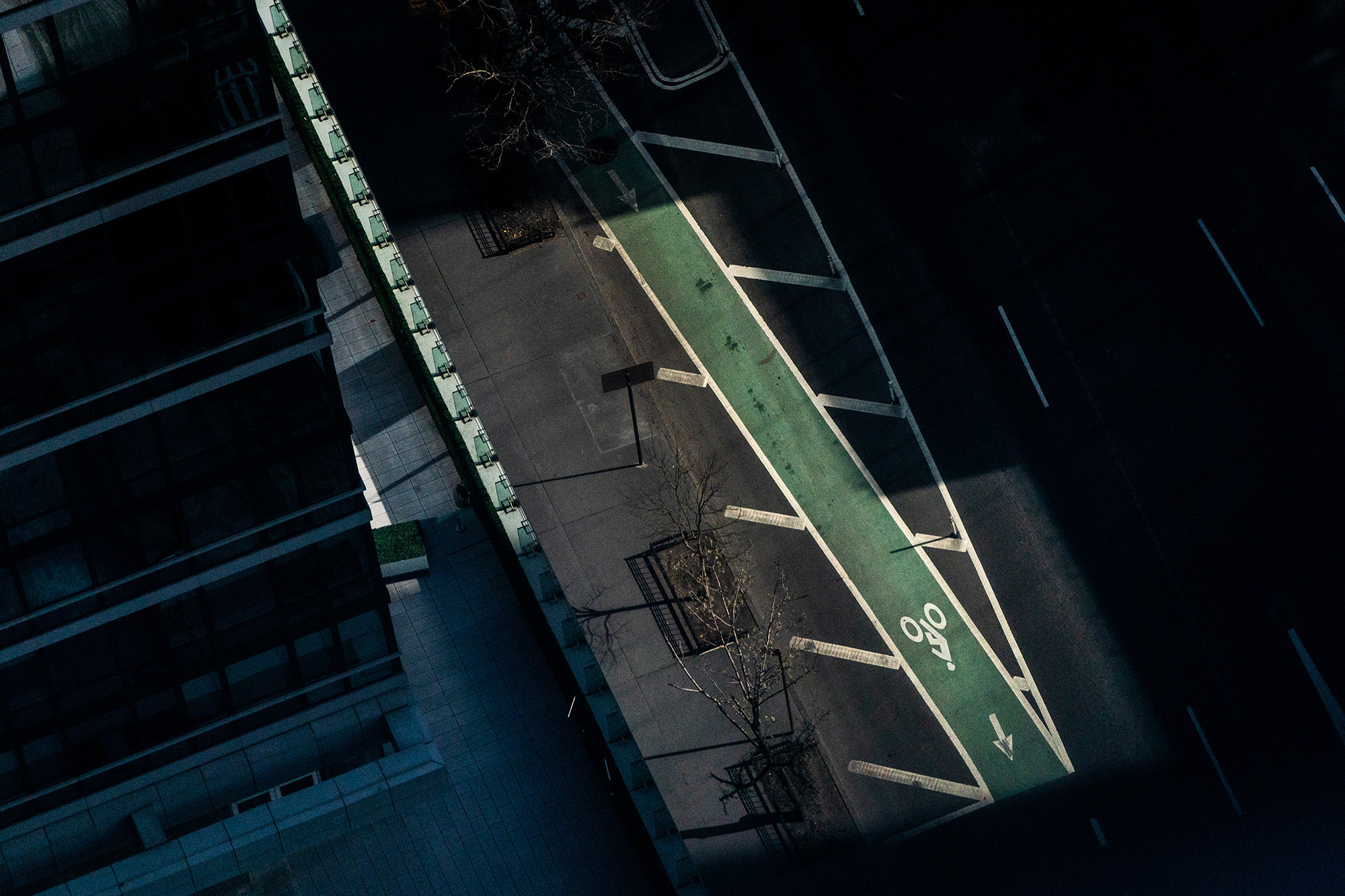 Жутковатые снимки обезлюдевшего Нью-Йорка на Манхэттене, 15 марта, Пустая, улица, в районе, карантина, Футуристическая, смотровая, площадка, Vessel, ВестСайд, парковка, магазин, Закрывшийся, переполнен, автомобильная, открытая, закрытый, и ночью, Пустой
