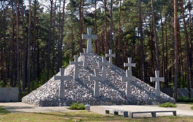 Польша заговорила о Катыни на Украине