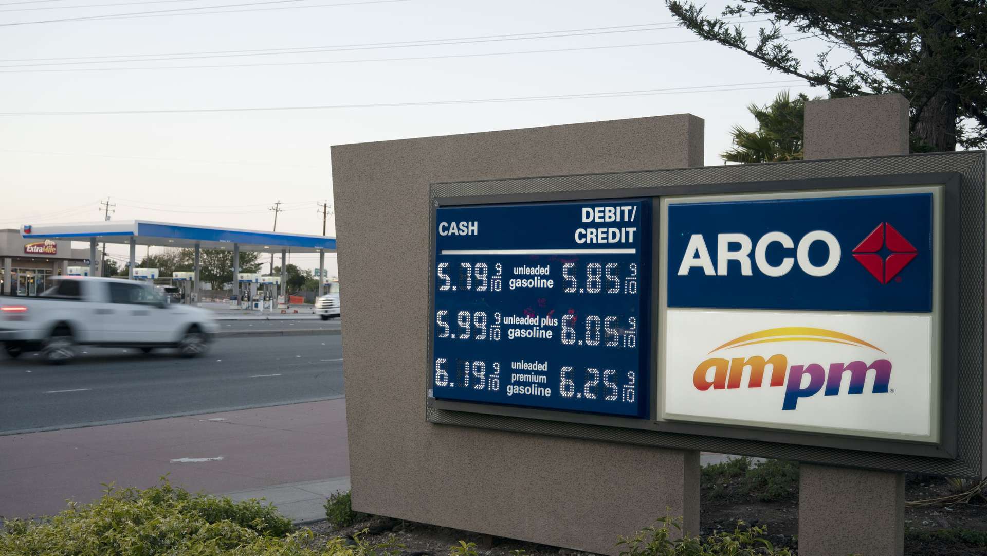 Американские заправки готовятся к двузначным ценам на бензин Весь мир