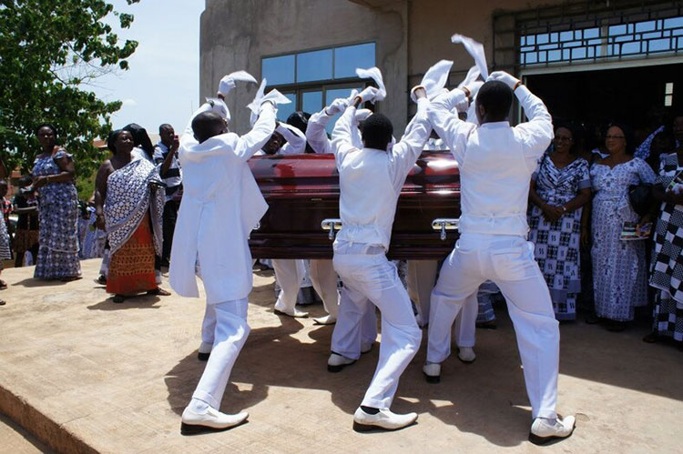 Танцующие с гробами: особенные похороны в Гане, ставшие мемом