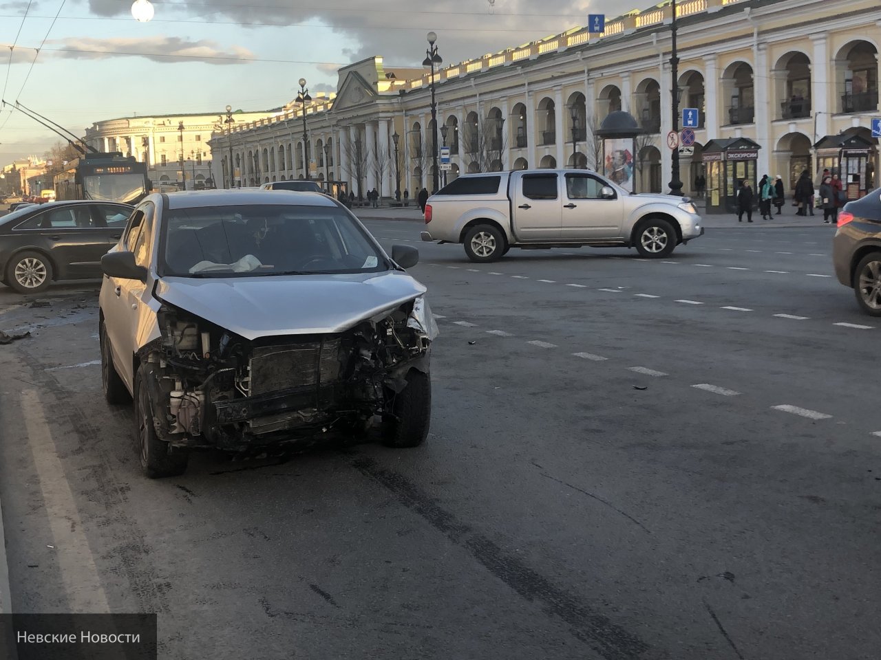 Петербург ем ем. Авария в центре Петербурга вчера. ДТП Санкт-Петербург 21 ноября. ДТП на Невском недавео три машины.