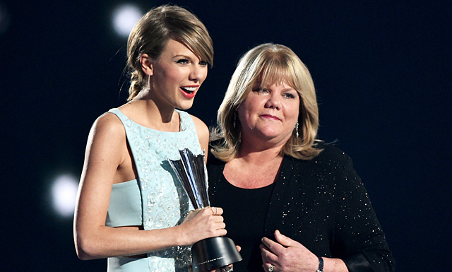 Новое тяжелое испытание: у матери Тейлор Свифт обнаружили опухоль мозга