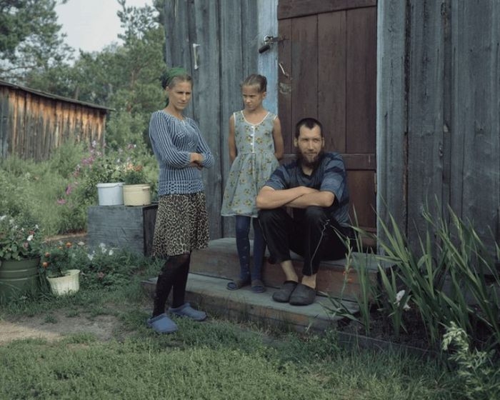 Сергей и Александра Лобановы с дочерью Катериной, окончившей 4 класса местной школы.