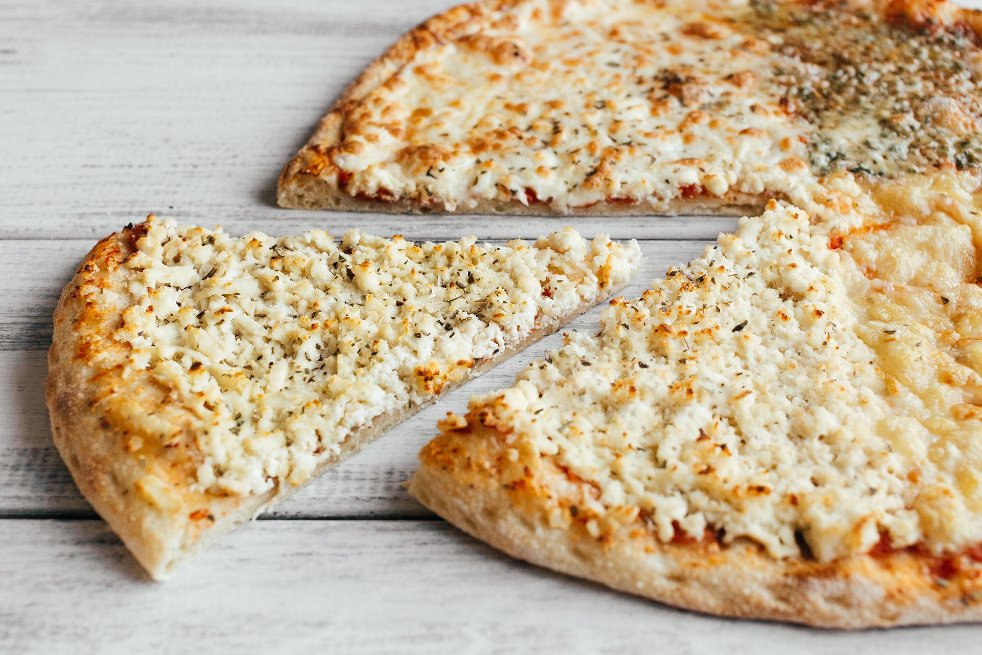 Какой сыр лучше использовать для пиццы. Пицца сырная. Пицца 4 сыра. Сыр для пиццы. Пицца с творожным сыром.