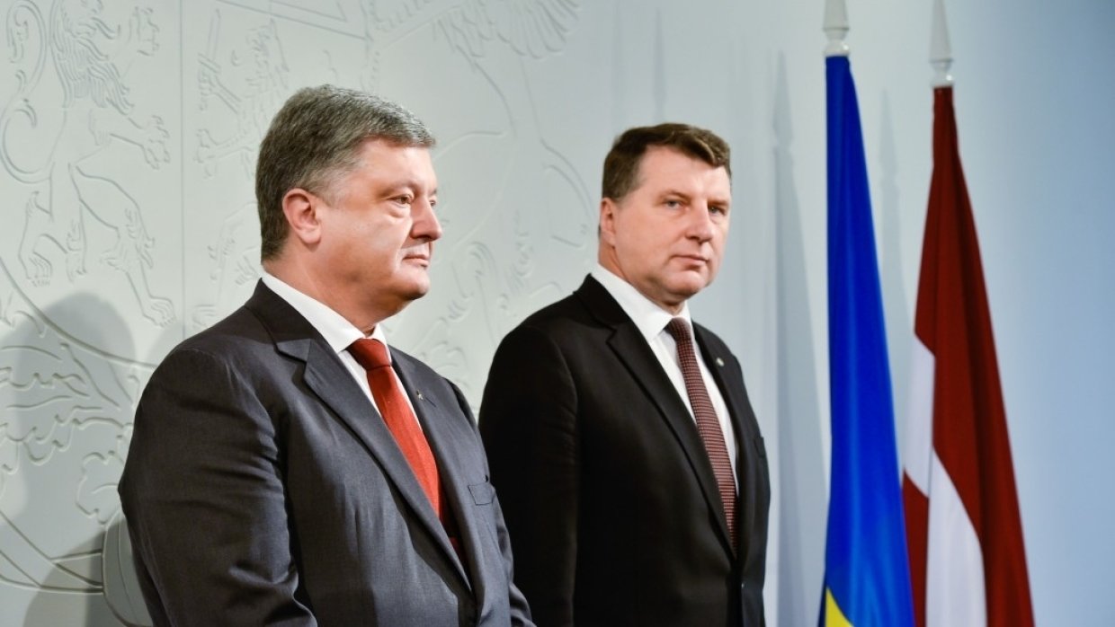 Президент части Украины Петр Порошенко и его коллега из Латвии Раймонд Вейонис оказались бессильны против украинских рейдеров.