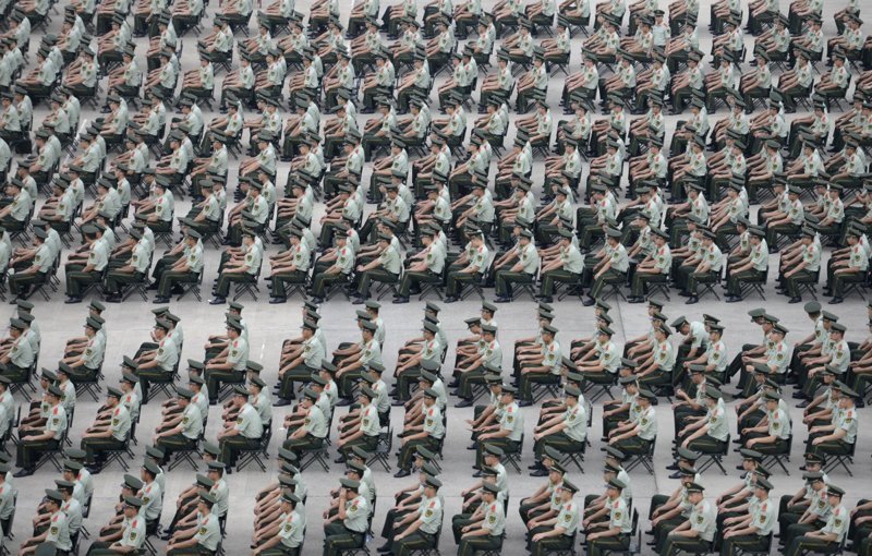 11. Учения военной полиции в Нанкине (провинция Цзянсу). китай, личное пространство, перенаселенность, повседневность, толпа, факты, фото