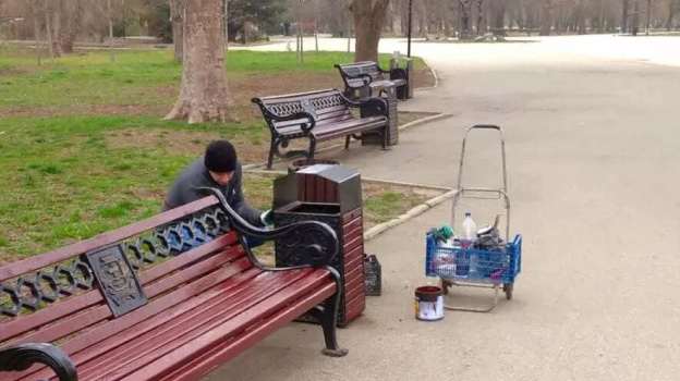 В симферопольском парке начали красить уличную мебель