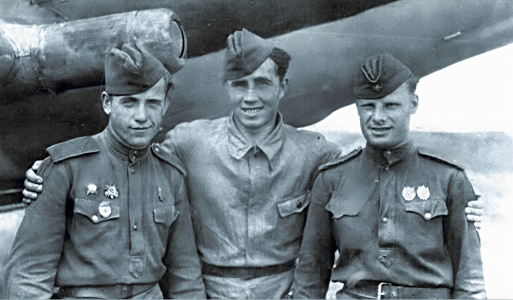 Слева на фото старший летчик гвардии младший лейтенант Драченко, справа – его лучший друг Герой Советского Союза Николай Кирток.