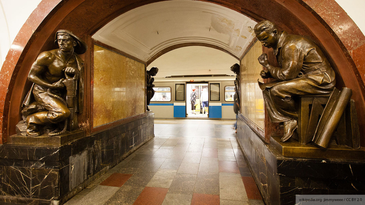 Н м пл. Площадь революции станция метро Москва. Московское метро станция площадь революции. Манизер станция метро площадь революции. Станция метро площадь революции скульптуры.