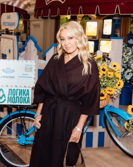 Виктория Шелягова (в образе мамы Дяди Фёдора), Яна Рудковская, Екатерина Солоцинская и Юлия Барановская посетили открытие кафе 