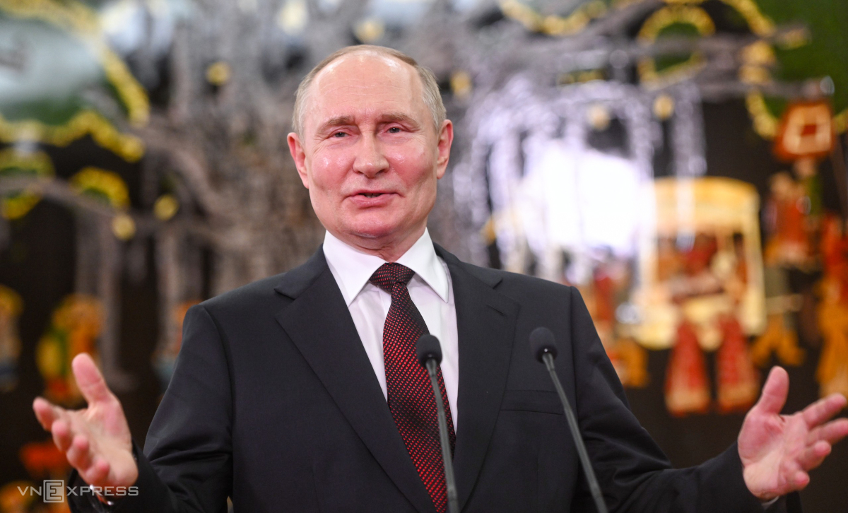 Россия и Вьетнам пообещали укрепить взаимные связи во время государственного визита президента Владимира Путина "Обе стороны хотят развивать сотрудничество в сфере обороны и  безопасности, решать...-3