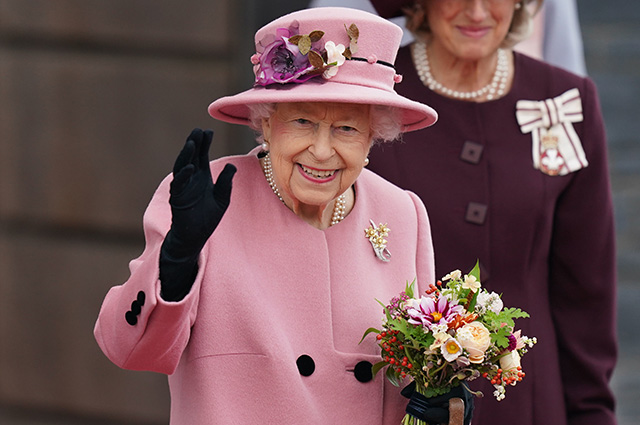 Королева Елизавета II выпустит парфюм для собак с запахом "прогулок по побережью"